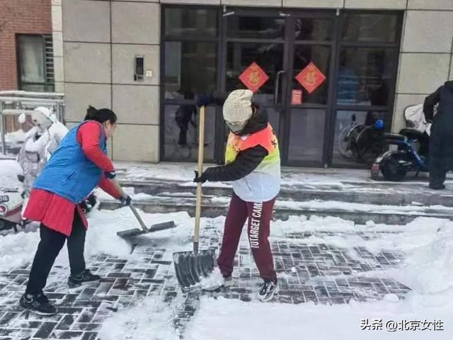 立即行动！房山姐妹齐上阵 扫雪除冰暖人心