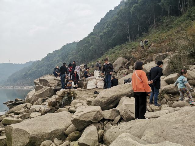 重庆野温泉火了，一条石板路两口冷温泉，探访的游客却络绎不绝