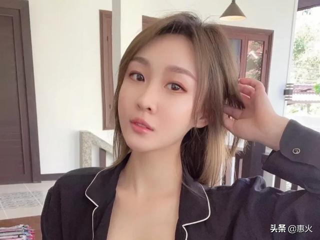 快手两大美女主播坐着唠嗑年赚千万，网友：有一张漂亮的脸就是好