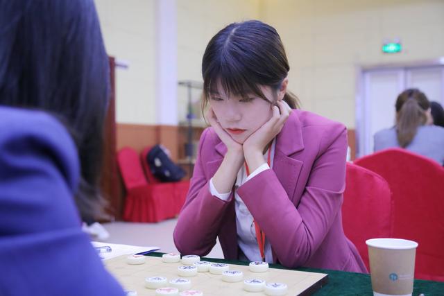 女甲比赛美女棋手抢镜！成为一道靓丽的风景线