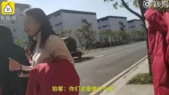 底线在哪里？男子为拍小视频地铁里喊“卧倒”，被警方控制！