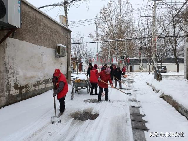 立即行动！房山姐妹齐上阵 扫雪除冰暖人心