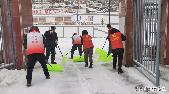 立即行动！房山姐妹齐上阵 扫雪除冰暖人心