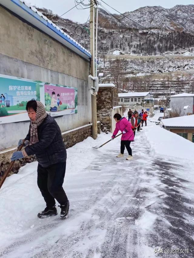 立即行动！房山姐妹齐上阵 扫雪除冰暖人心