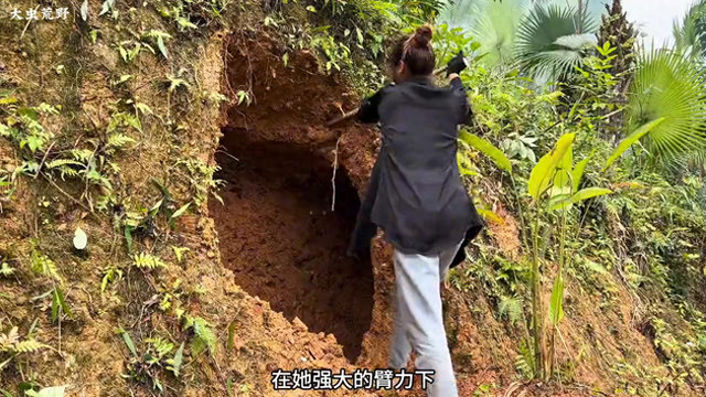 美女徒手挖空大山 住在山洞里的庇护所 #庇护所建造