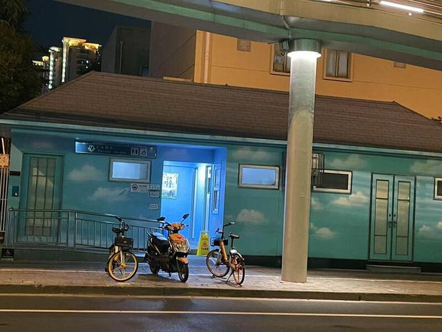 探访申城夜晚街头公厕：22时打烊了，都市夜行人内急咋办