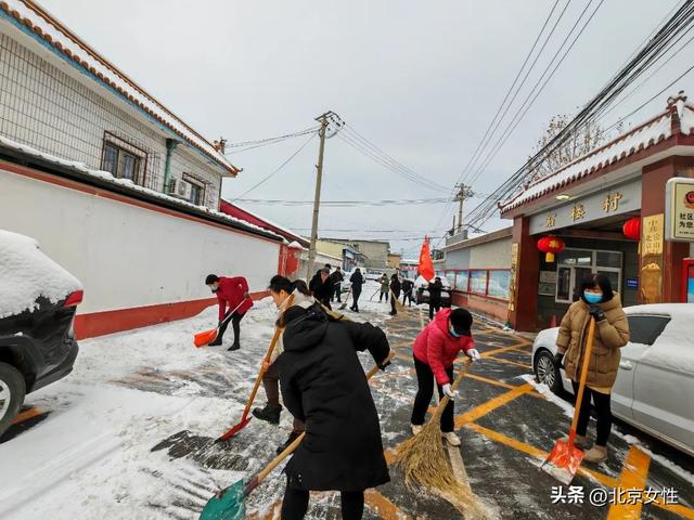 立即行动！房山姐妹齐上阵 扫雪除冰暖人心