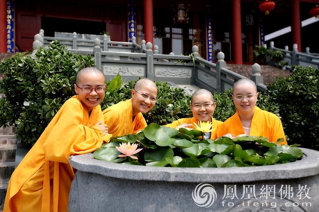 女学僧生活照！不仅有高颜值 还有高学历