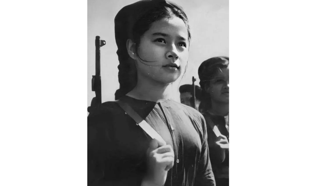 1979年，一战士被2个越南女兵绑架，扣留深山13年，她们做了啥？