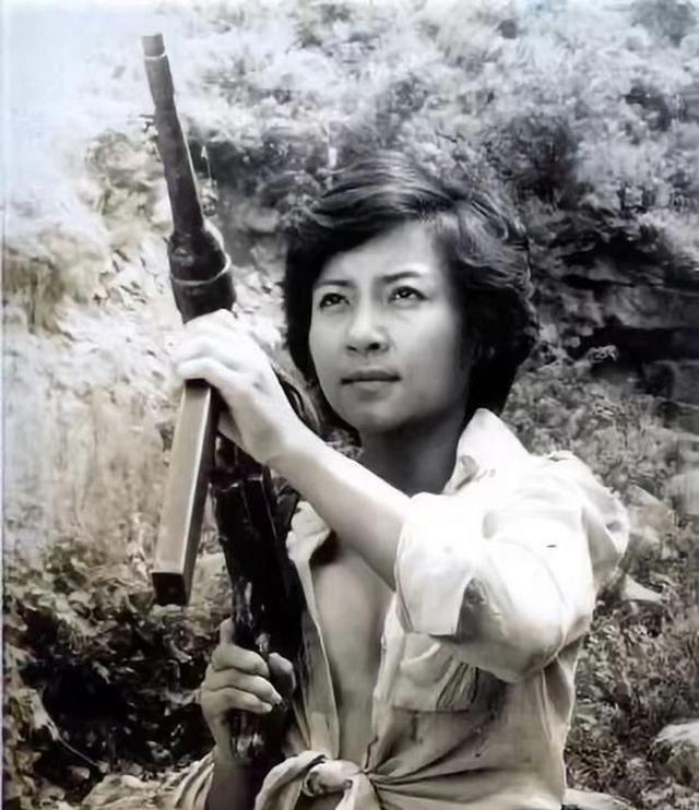 1979年，一战士被2个越南女兵绑架，扣留深山13年，她们做了啥？