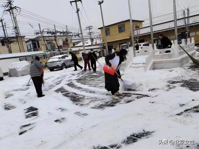 立即行动！房山姐妹齐上阵 扫雪除冰暖人心