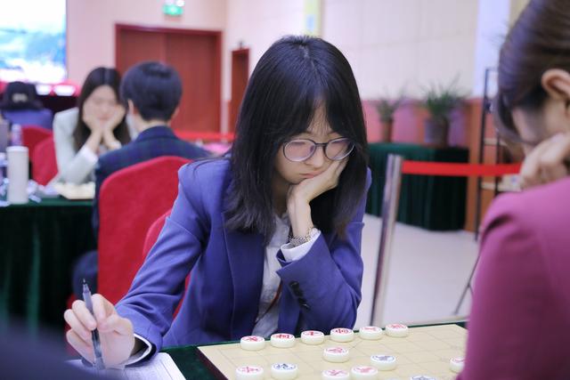 女甲比赛美女棋手抢镜！成为一道靓丽的风景线