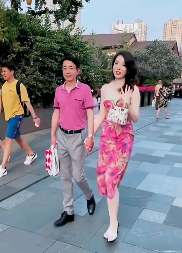 长相一般的董小姐，凭什么炸街美女如云的成都街头？有三点原因