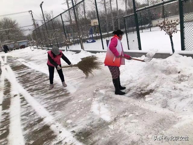 立即行动！房山姐妹齐上阵 扫雪除冰暖人心