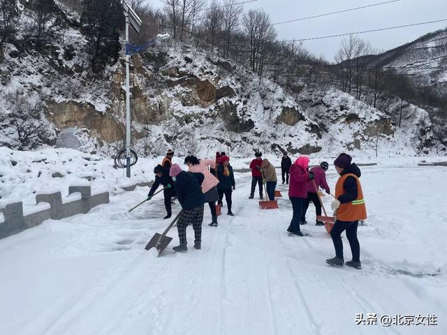 立即行动！房山姐妹齐上阵 扫雪除冰暖人心