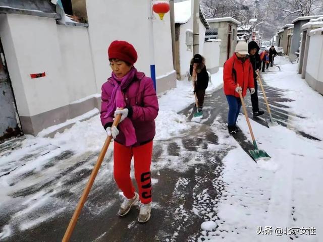 立即行动！房山姐妹齐上阵 扫雪除冰暖人心