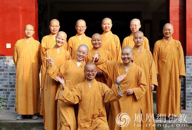 女学僧生活照！不仅有高颜值 还有高学历