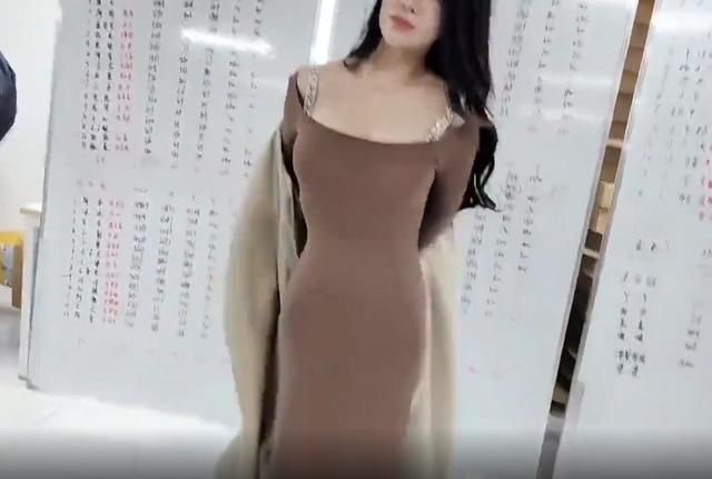 你见过这样的女主播吗？虎牙户外一哥直播中让她脱衣服