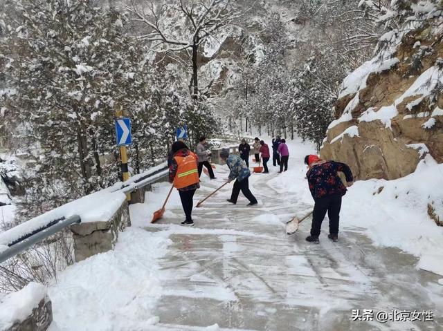 立即行动！房山姐妹齐上阵 扫雪除冰暖人心