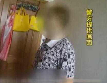 猥琐男从窗缝偷瞄美女洗澡还偷拍 被抓时正看重播