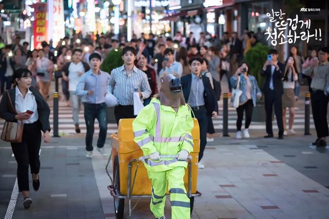 金裕贞戴马头上演邋遢女主，不靠美貌靠逗比搞笑收服了洁癖男主？