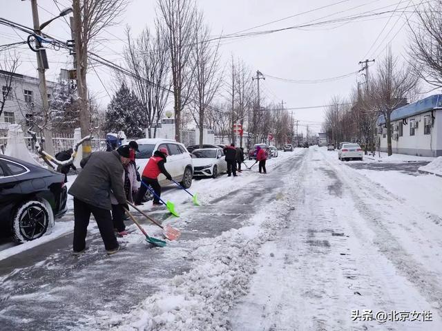 立即行动！房山姐妹齐上阵 扫雪除冰暖人心