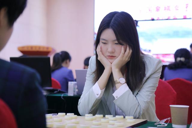 女甲比赛美女棋手抢镜！成为一道靓丽的风景线