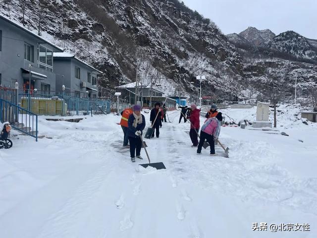 立即行动！房山姐妹齐上阵 扫雪除冰暖人心