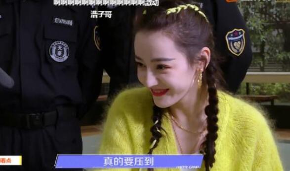 怪力少女实锤！迪丽热巴录《快本》与安保美女掰手腕超man