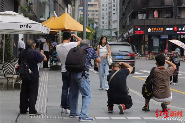 网红景点变“偷拍胜地”，街拍裙底走光照卖钱，无数女孩受害