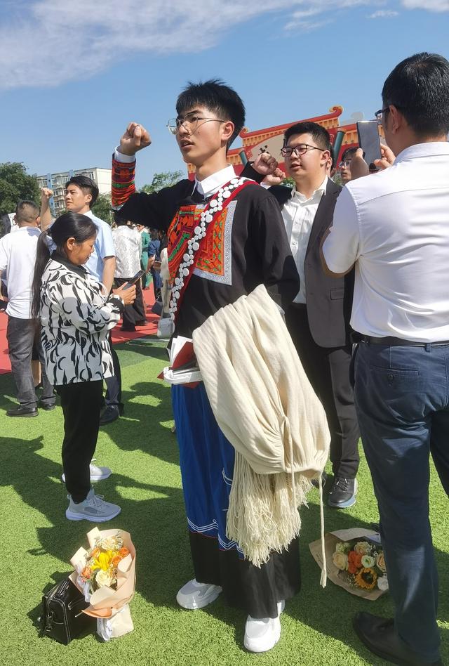 曾每天走十多公里山路往返学校，这名15岁彝族少年考入华东师大