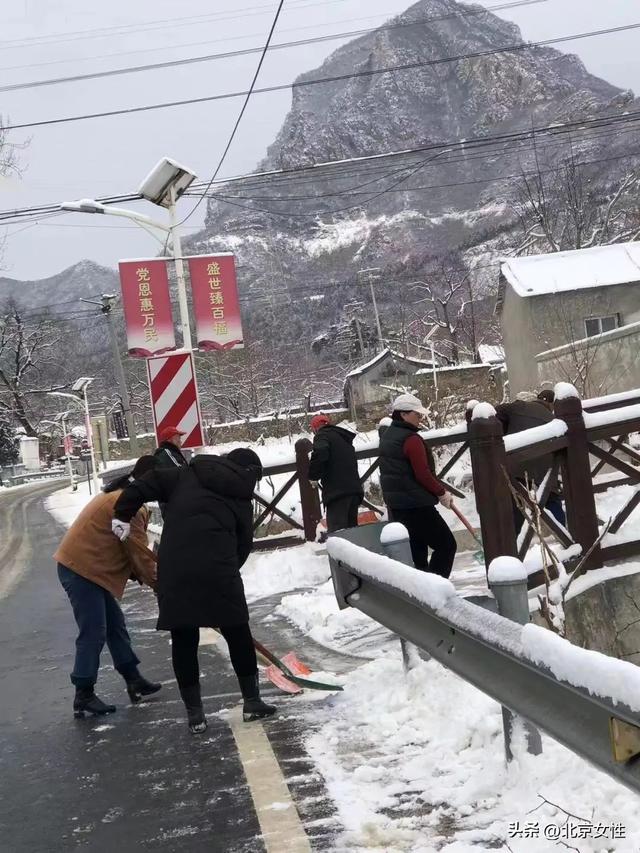 立即行动！房山姐妹齐上阵 扫雪除冰暖人心