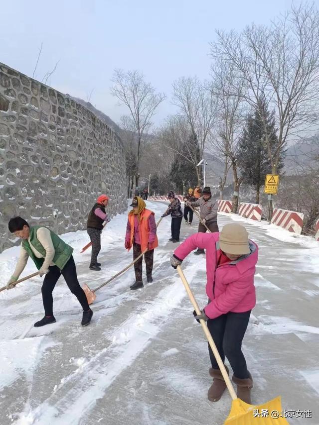 立即行动！房山姐妹齐上阵 扫雪除冰暖人心