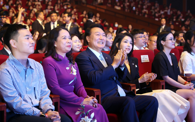 51岁金建希新照！穿藏蓝色裙端庄大气，却被越南夫人的奥黛抢风头