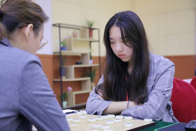 女甲比赛美女棋手抢镜！成为一道靓丽的风景线