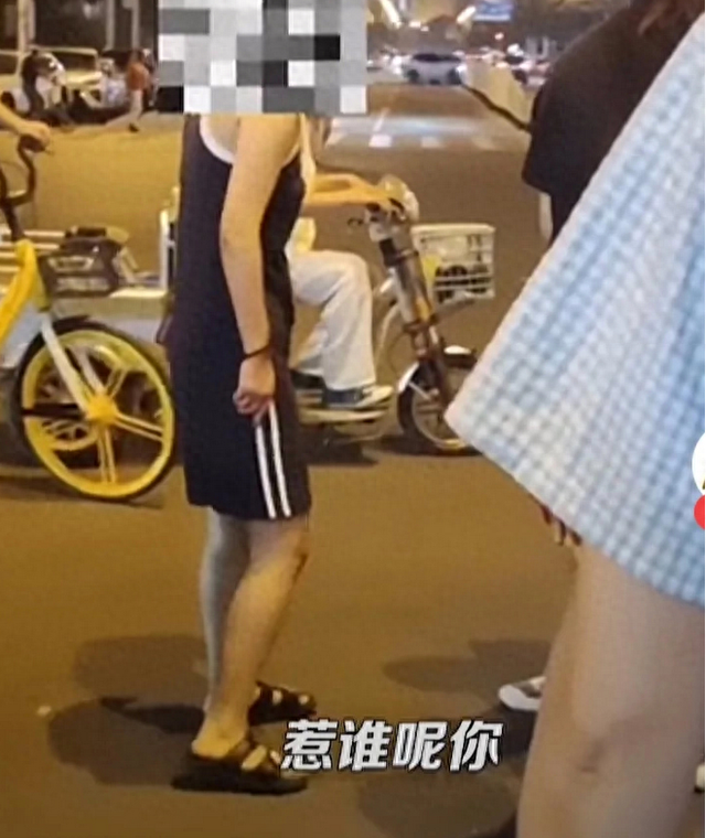 阿姨，你敢碰吗？天津男子对美女耍流氓，却被踢命根子扇耳光。