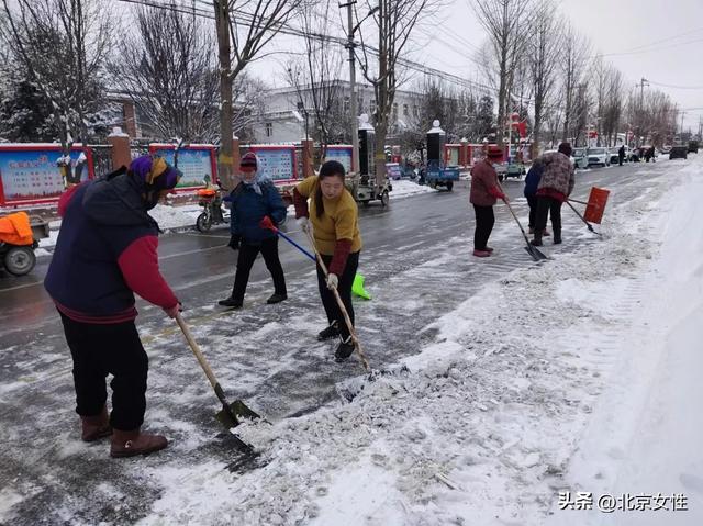 立即行动！房山姐妹齐上阵 扫雪除冰暖人心