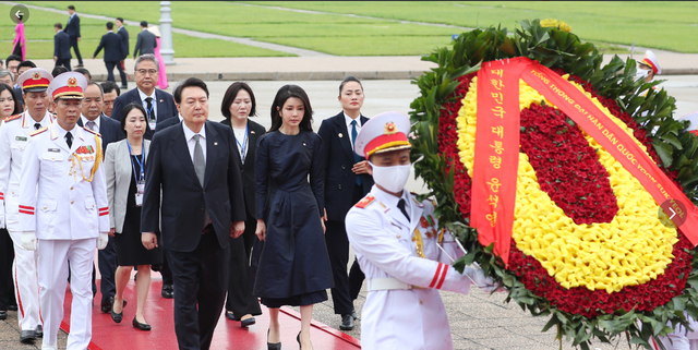 51岁金建希新照！穿藏蓝色裙端庄大气，却被越南夫人的奥黛抢风头