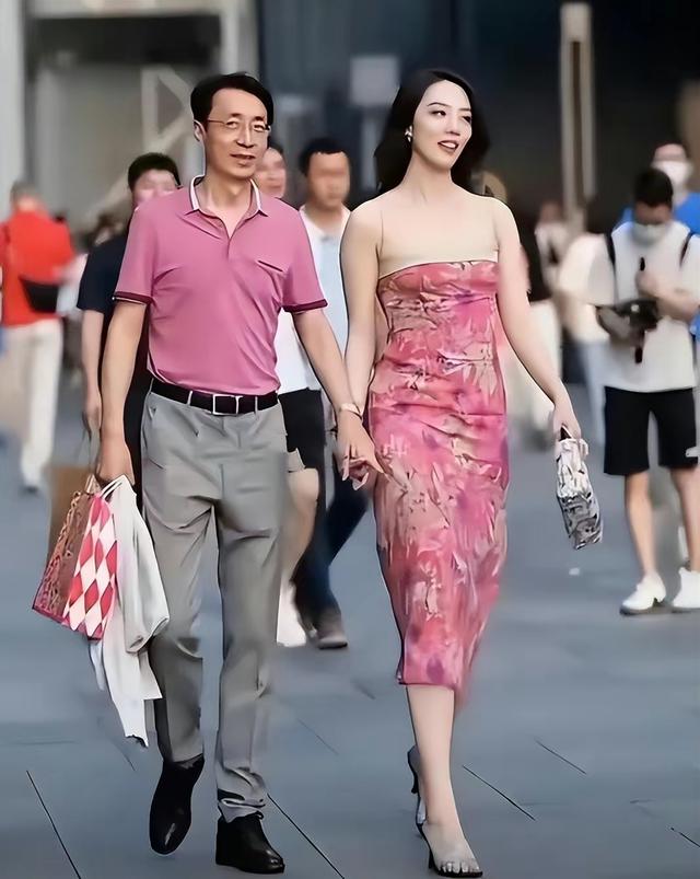 长相一般的董小姐，凭什么炸街美女如云的成都街头？有三点原因