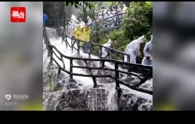 刺激！五一武功山现逃难场面，有美女泥地脱衣行，网友不厚道笑了