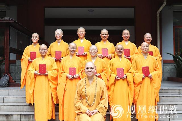 女学僧生活照！不仅有高颜值 还有高学历