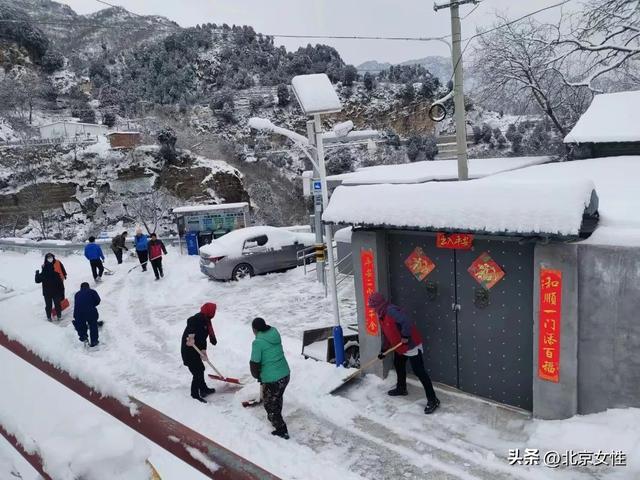 立即行动！房山姐妹齐上阵 扫雪除冰暖人心