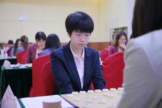 女甲比赛美女棋手抢镜！成为一道靓丽的风景线