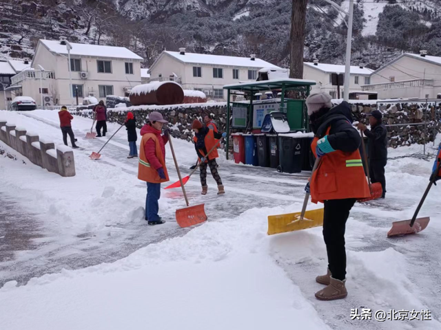 立即行动！房山姐妹齐上阵 扫雪除冰暖人心