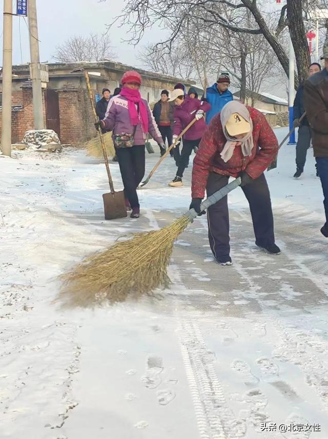 立即行动！房山姐妹齐上阵 扫雪除冰暖人心