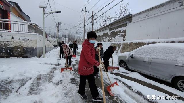 立即行动！房山姐妹齐上阵 扫雪除冰暖人心