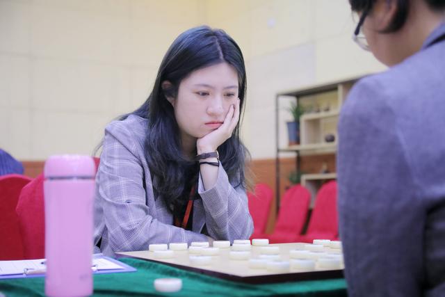 女甲比赛美女棋手抢镜！成为一道靓丽的风景线