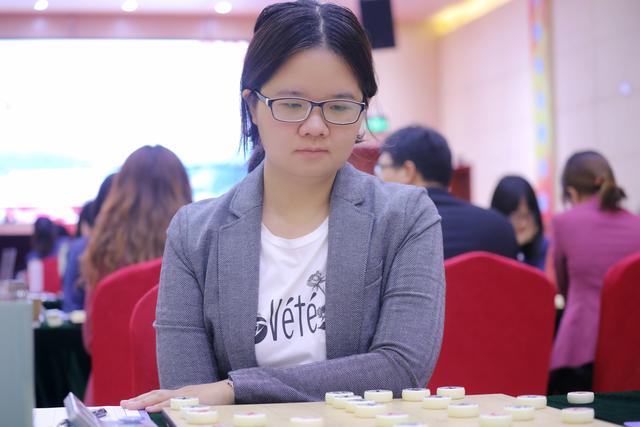 女甲比赛美女棋手抢镜！成为一道靓丽的风景线