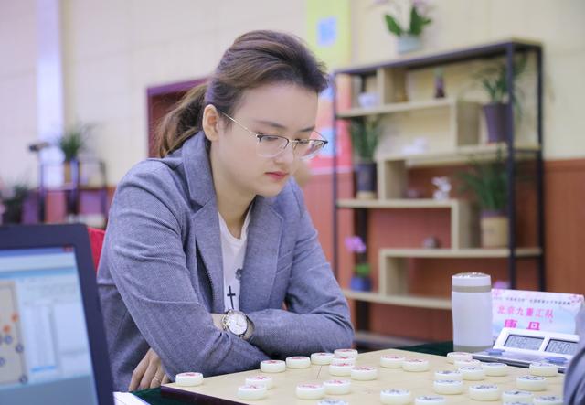 女甲比赛美女棋手抢镜！成为一道靓丽的风景线