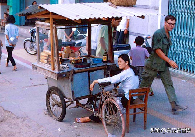 毁三观：旗人格格大腿岔开豪放洗衣，地主三妻四妾不输女明星